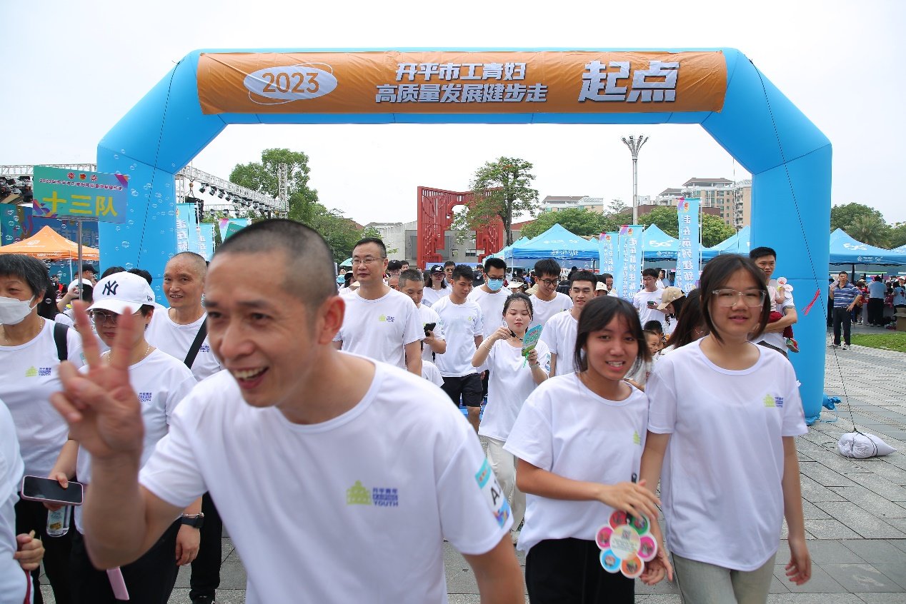 众多青年代表在跑道上挥洒青春的汗水