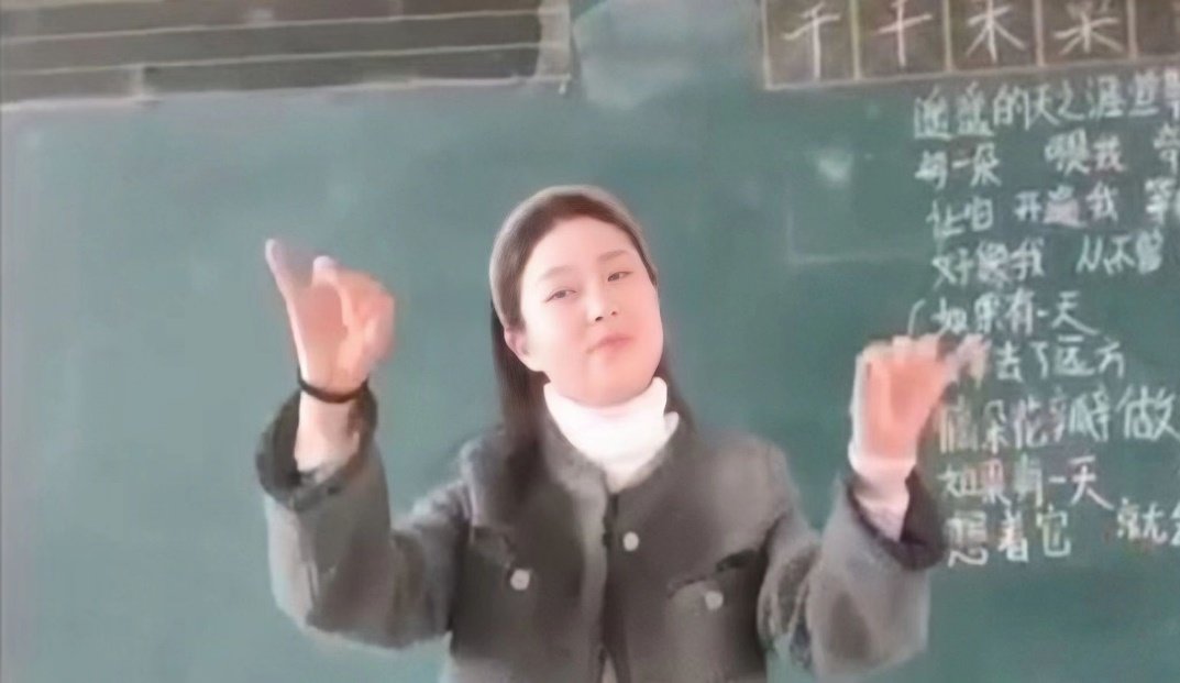 (孩子们都很喜欢李亚拯老师讲课)