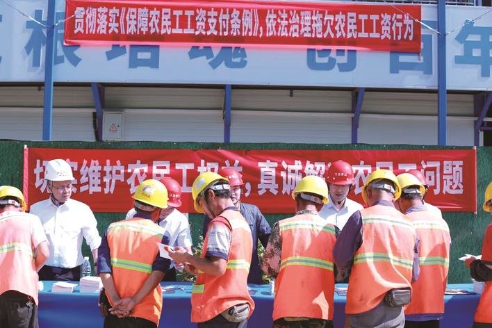 活动现场设立了咨询台、宣传展板、横幅，并向劳动者发放了权益保障宣传资料。县人社局供图