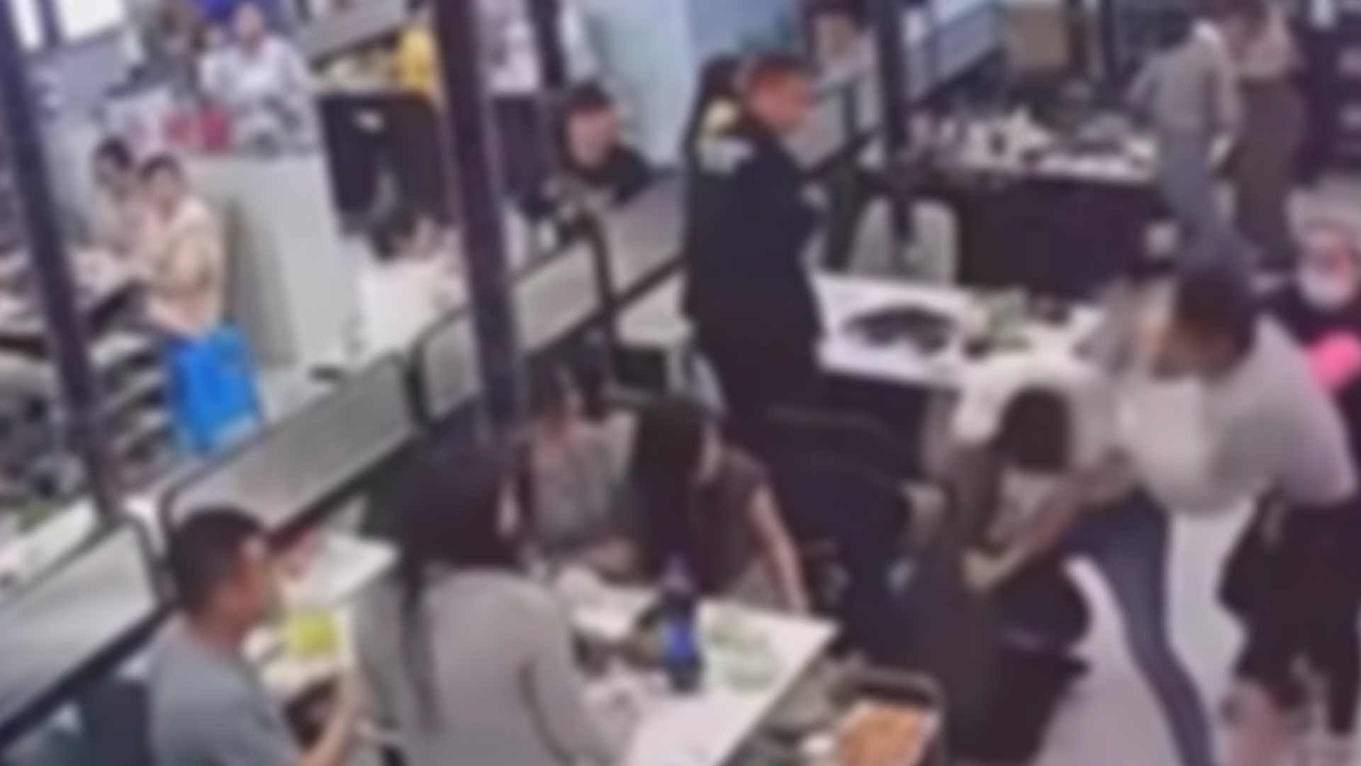 烧烤店3名男子骚扰女顾客并群殴劝阻的店员，警方通报