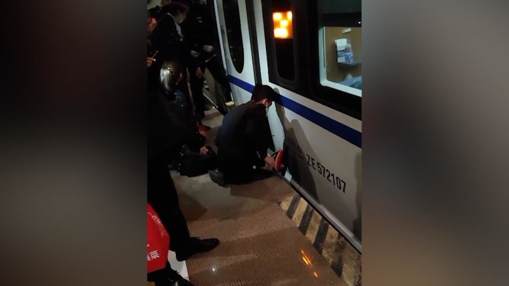 孩子掉入列车与站台缝隙大哭，开原西站：救上来了人没事