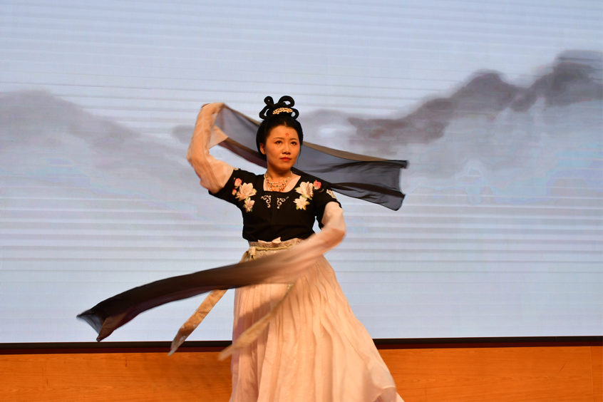 百场文化精品进校园活动启动 汉服长春走进吉大校园上了一堂精彩的传统文化课