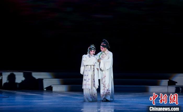 3月29日晚，青春版《牡丹亭》在武汉剧院演出。中新社记者 张畅 摄