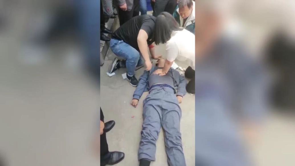 婚礼现场男子突发癫痫心脏骤停，医生夫妇心肺复苏成功抢救
