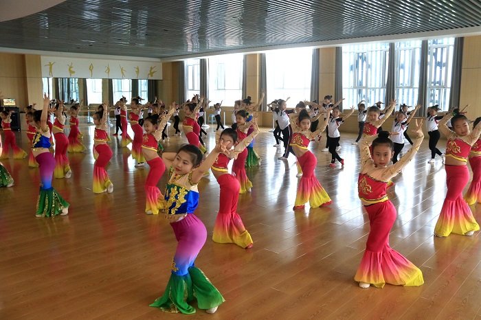舞蹈社团的学生在课后服务时间练习敦煌舞