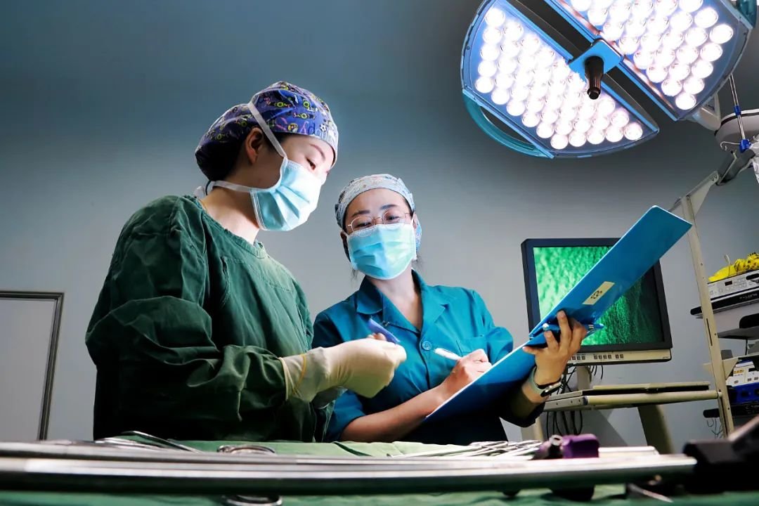 5月10日,河西学院附属张掖人民医院手术室的护士进行术前各类手术器械、耗材的清点记录工作。