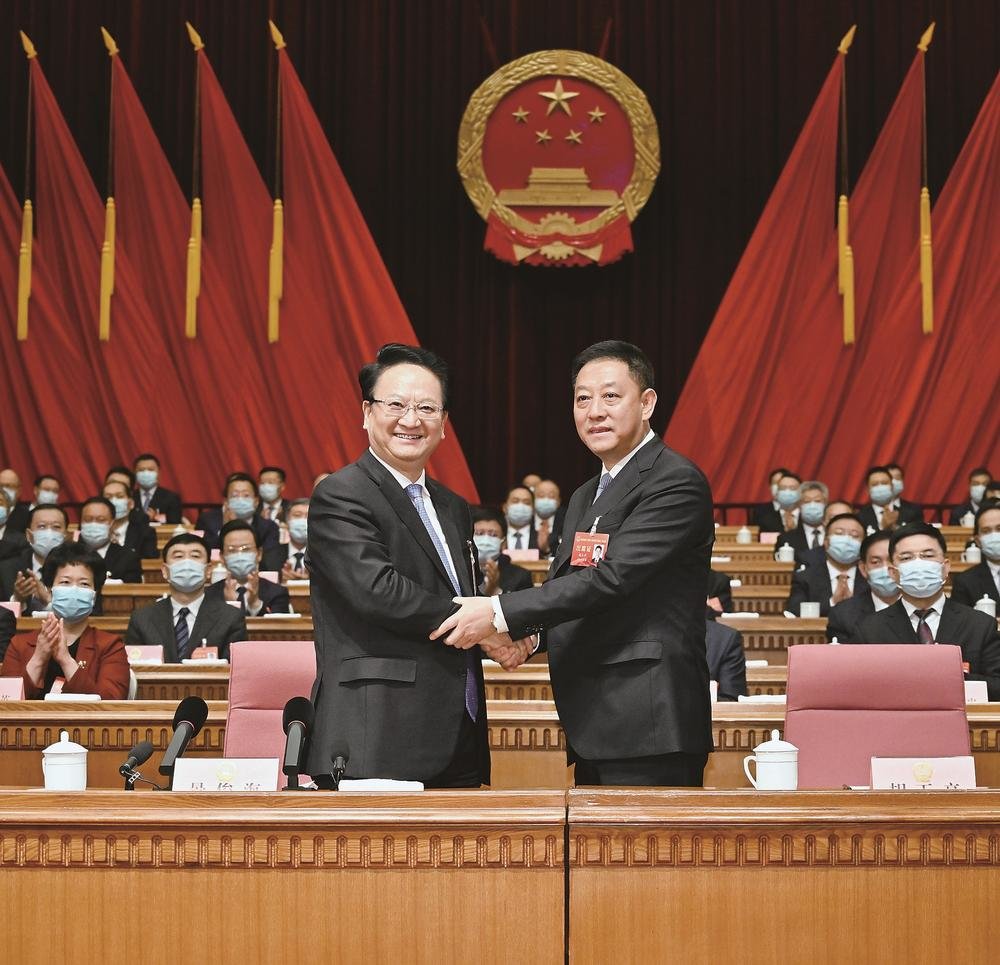 5月6日，吉林省第十四届人民代表大会第二次会议在长春召开。省委书记、省人大常委会主任景俊海主持会议并讲话。会议选举胡玉亭为吉林省人民政府省长。这是景俊海与胡玉亭亲切握手。 本报记者 邹乃硕 宋锴 摄