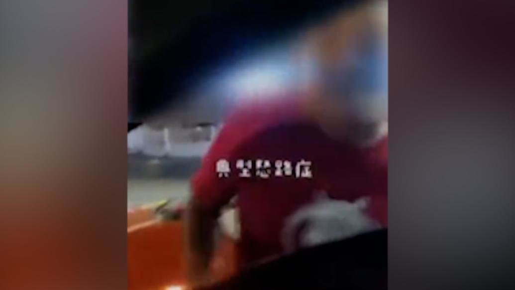 驾校教练“路怒”下车辱骂他人，致歉接受处罚