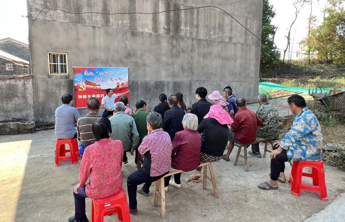 进贤县钟陵乡:小小“板凳课堂”架起大和谐“连心桥”