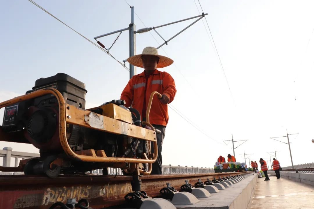 昌景黄高铁江西段开始轨道精调 为年底全线具备开通运营条件奠定基础