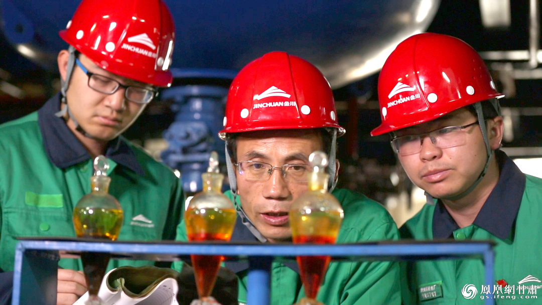 潘从明（中）靠“颜色判断法”，甄别着那些巧妙隐藏的贵金属分子。金川集团新闻中心供图