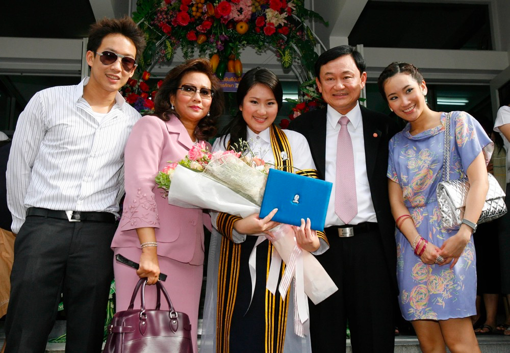 ▎2008年7月10日,佩通坦毕业于曼谷的朱拉隆功大学,她在毕业礼上和家人合影,其中包括她父亲他信。