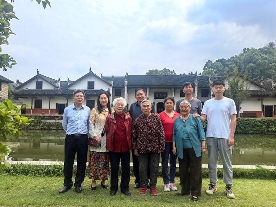 5月8日，在学校党总支书记李润良的陪同下，三位老人回到七十多年前生活过的富厚堂，并参访白玉堂