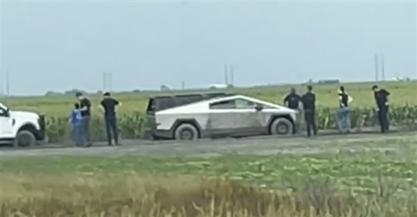 史诗级尴尬!马斯克驾驶Cybertruck结果趴窝:在农田里陷车
