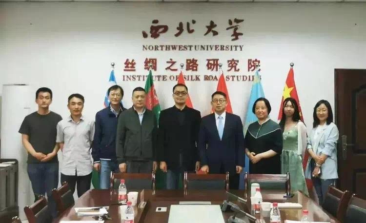 （图为与会专家学者合影）