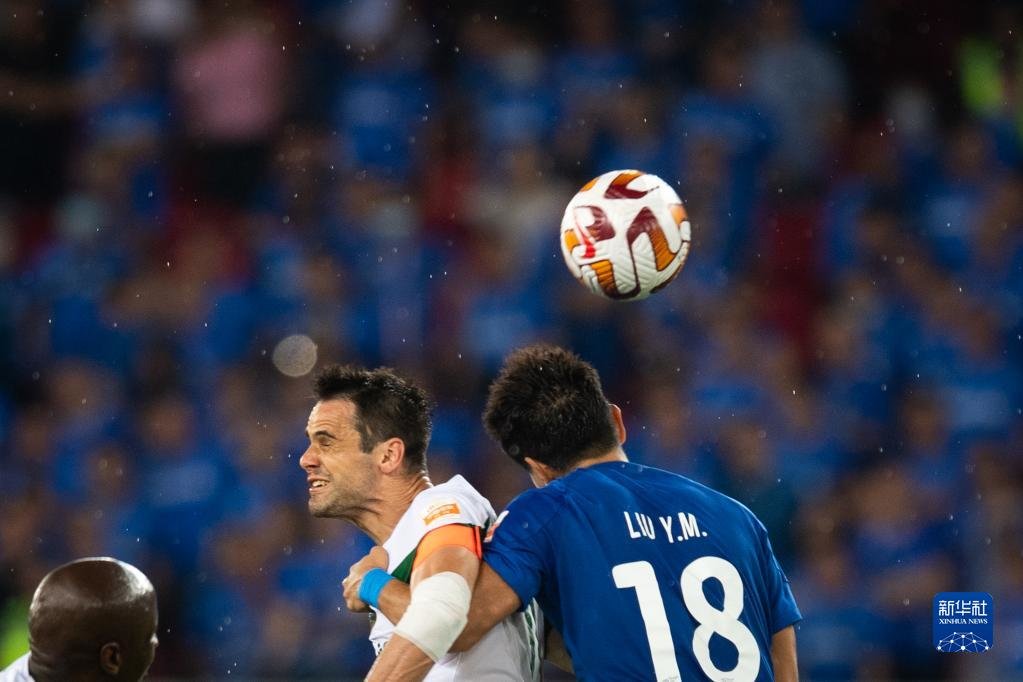 5月5日,武汉三镇队球员刘奕鸣(右)在比赛中与浙江队球员弗兰克争顶。新华社记者 肖艺九 摄
