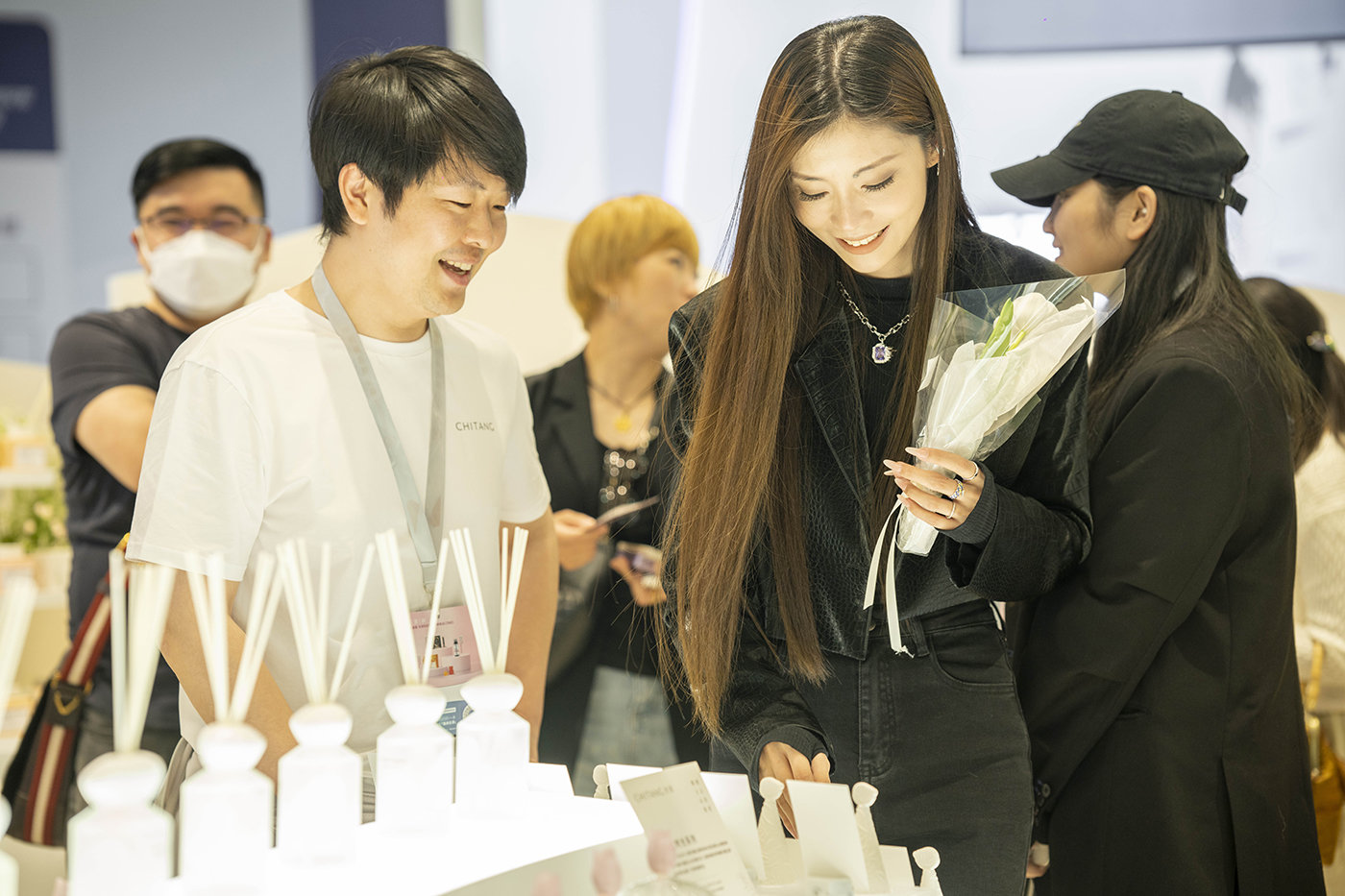 许多参展观众闻“名”而来,“香”遇持棠,展区人气持续高涨