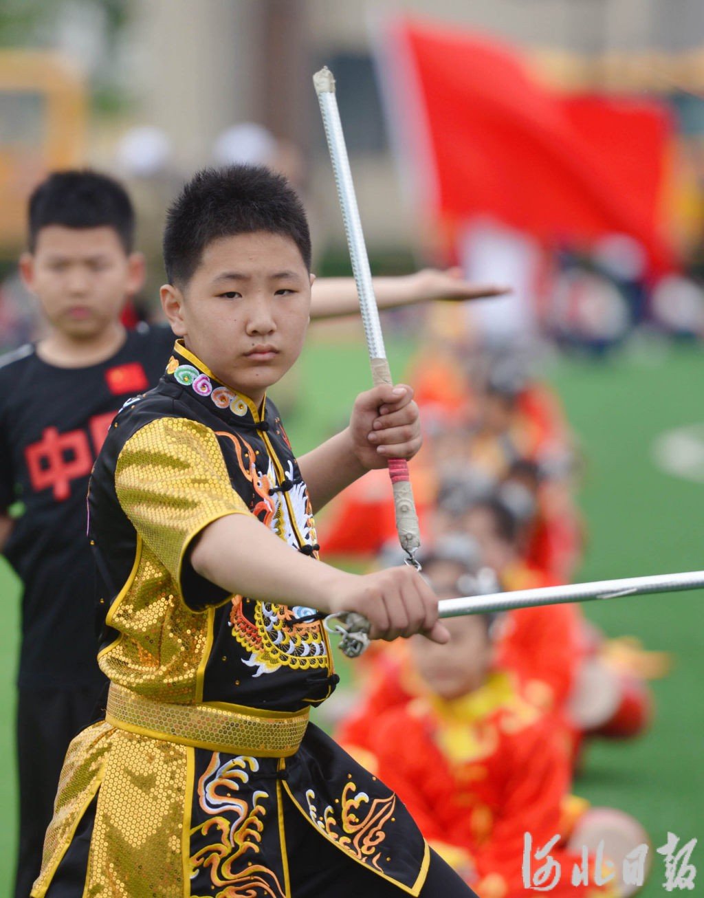 霸州市胜芳镇红光小学武术社团的学生在习练武术。