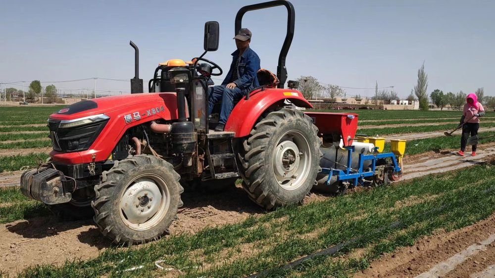 配备北斗导航系统的农机正在播种作业 新华社记者 王朋 摄