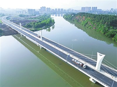 今年通车的蟠龙大桥，进一步方便了赣州经开区与赣州蓉江新区的互通。