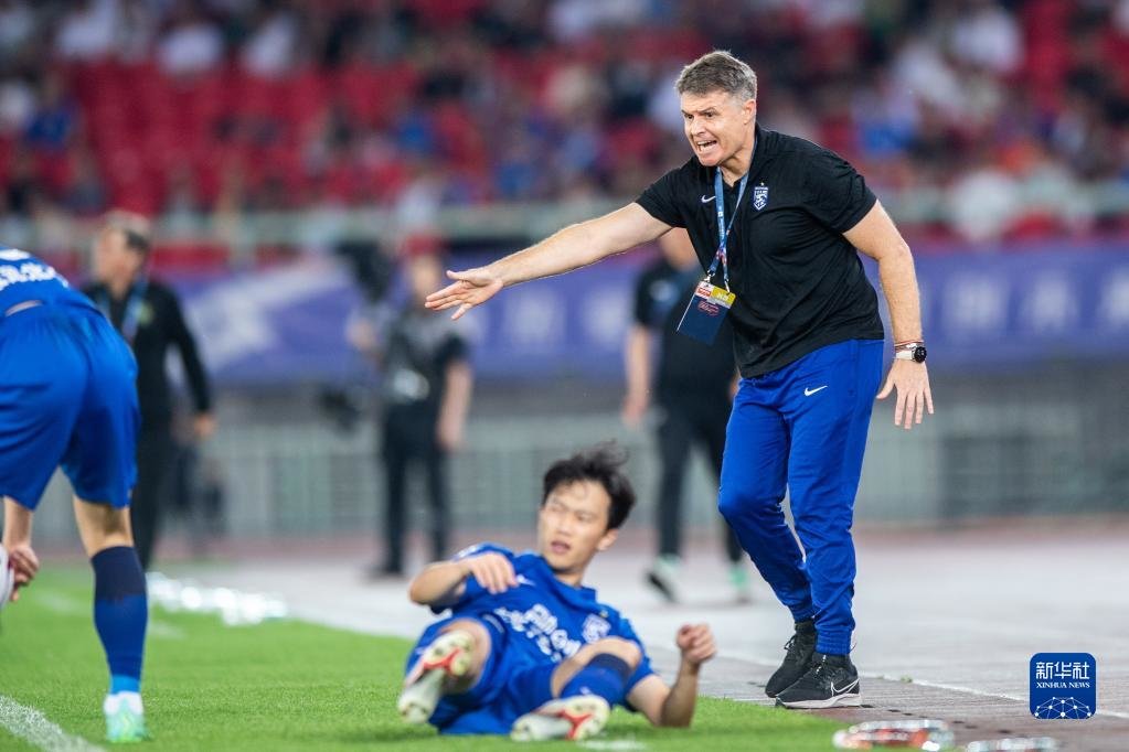 武汉三镇队的主教练 22B068FFEEBC8B146AEBCF327400D1C89BCC6093_size72_w1023_h682.jpg