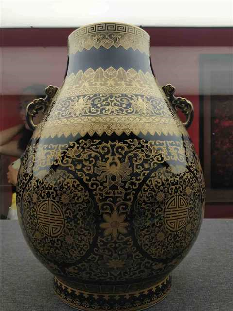 (陶瓷《仿清乾隆霁蓝描金福筒瓶》)