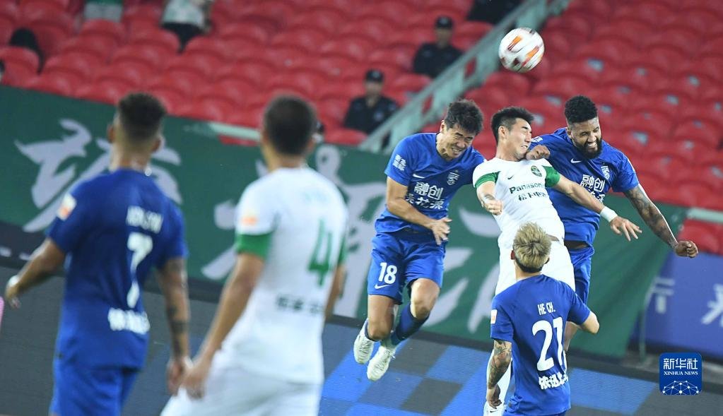 5月5日,武汉三镇队球员华莱士(右一)、刘奕鸣(右三)与浙江队球员季胜攀(右二上)在比赛中争顶。新华社记者 熊琦 摄