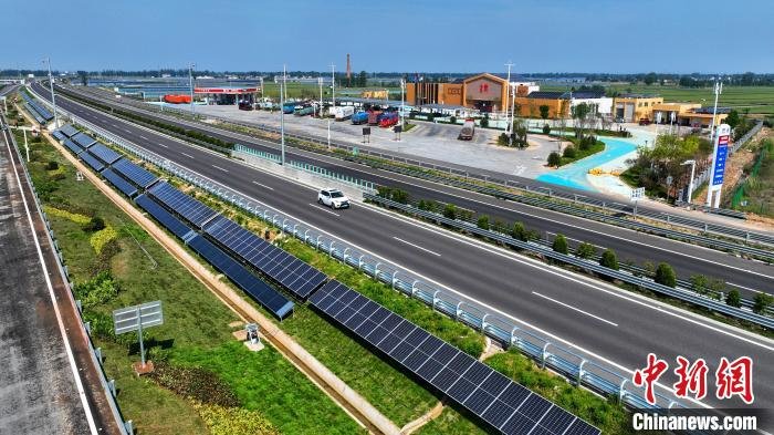 5月10日，山东枣菏高速公路交能融合(源网荷储一体化)示范项目金乡段正式并网发电。　梁犇　摄