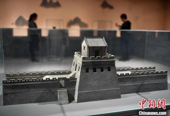 图为万全长城卫所博物馆内展出的长城结构模型。　翟羽佳 摄