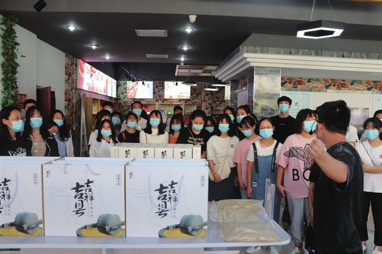 吉县青年人才在山西吉美科创产业园进行实地观摩