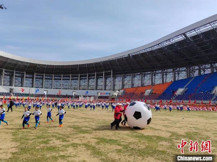 学生带来足球舞蹈赢得现场阵阵掌声。　王小军 摄