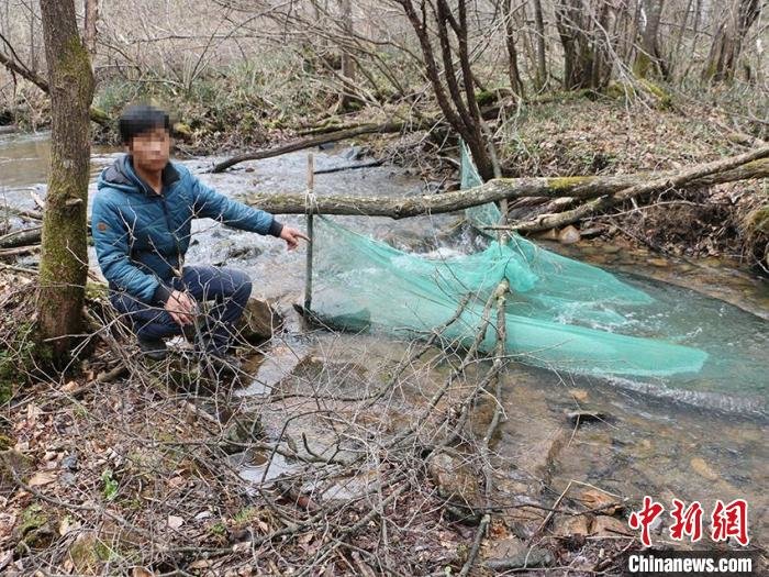 犯罪嫌疑人王某某指认现场 警方供图