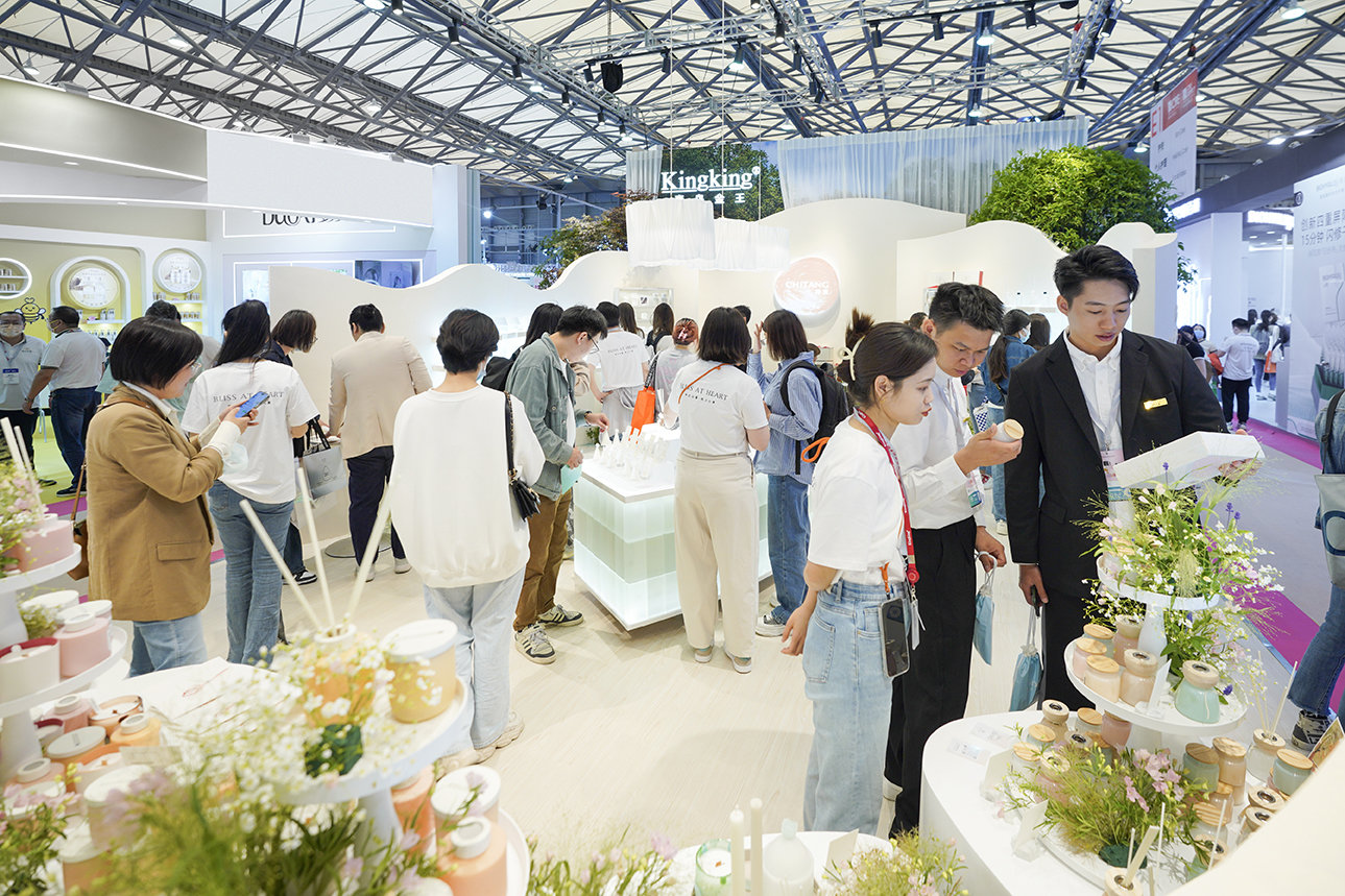 许多参展观众闻“名”而来,“香”遇持棠,展区人气持续高涨