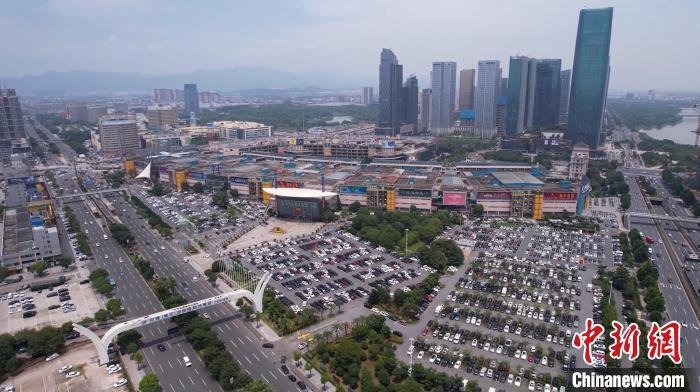 义乌国际商贸城停车场车位接近饱和(无人机照片)。 董易鑫 摄