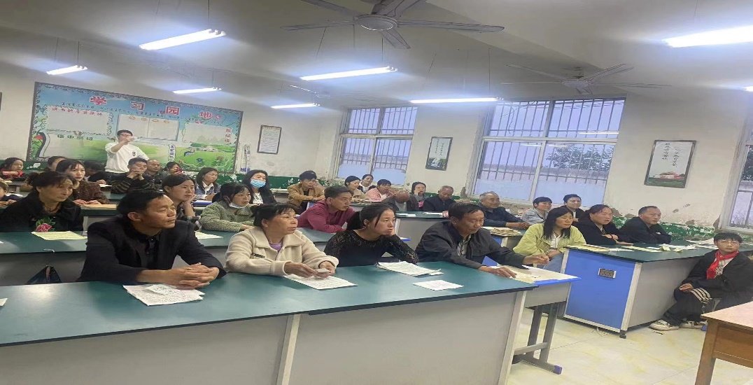 (家长们聚精会神的听讲)