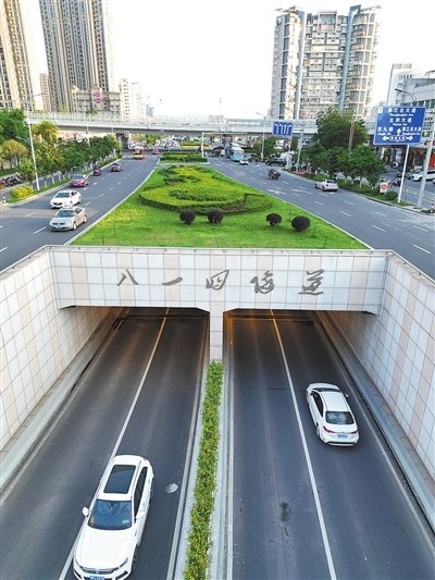 赣州市八一四隧道促进道路立体化，缓解了车辆拥堵。