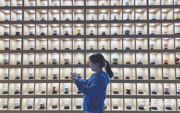 4月19日，在景德镇皇窑陶瓷艺术博物馆，货架上摆满了各式各样精致美观的陶瓷茶具