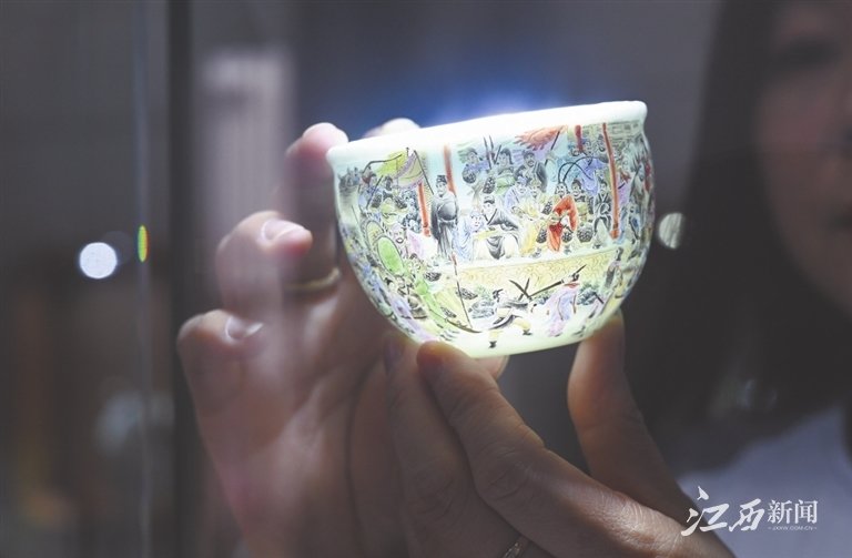 4月19日，绘有“水浒108将”的青白瓷茶盏在射灯的映照下晶莹透亮