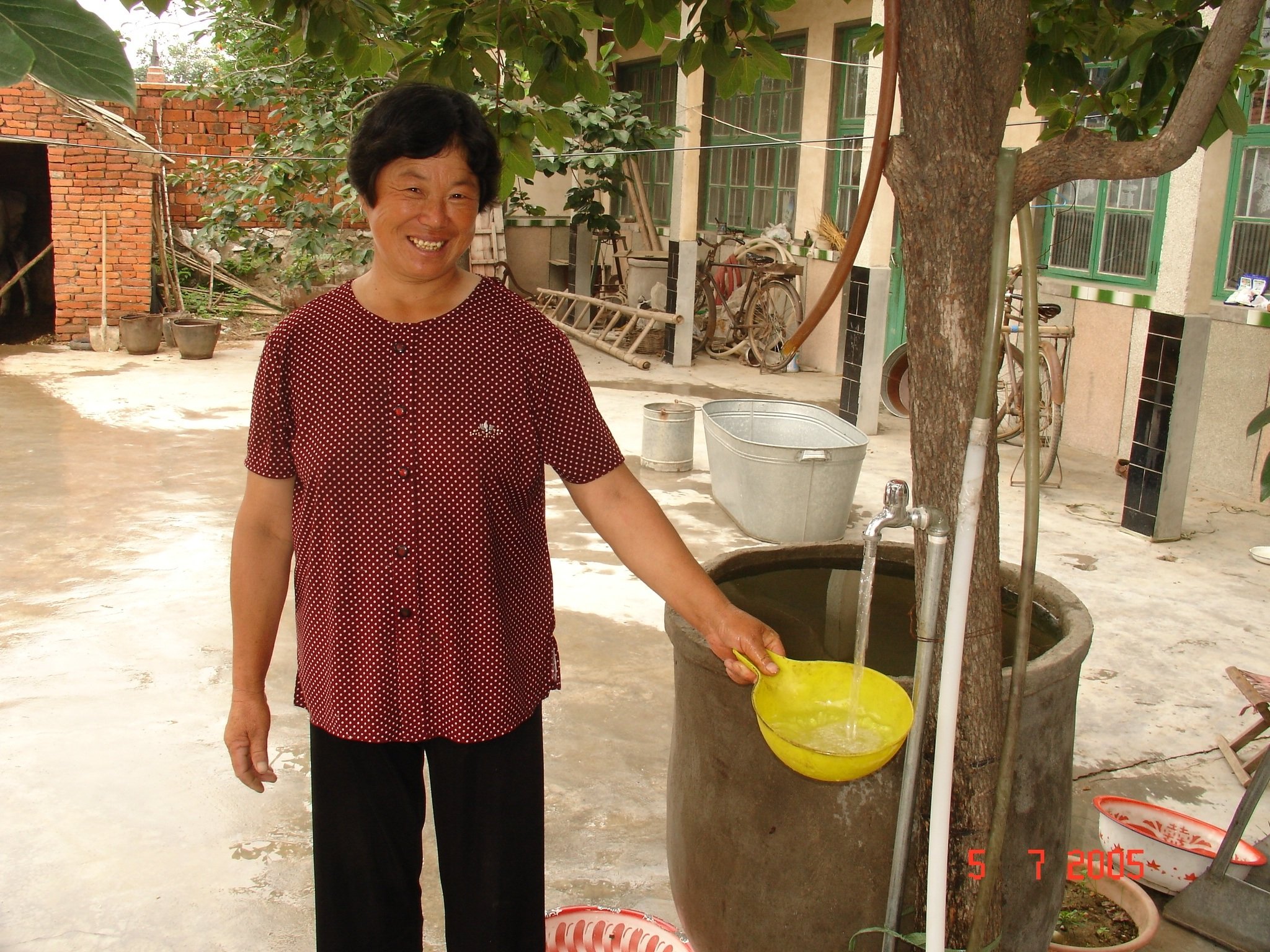 2004年市办实事：实施五镇二岛集中供水工程，改善当地人民群众的生产生活条件。图为平度市自来水通水。