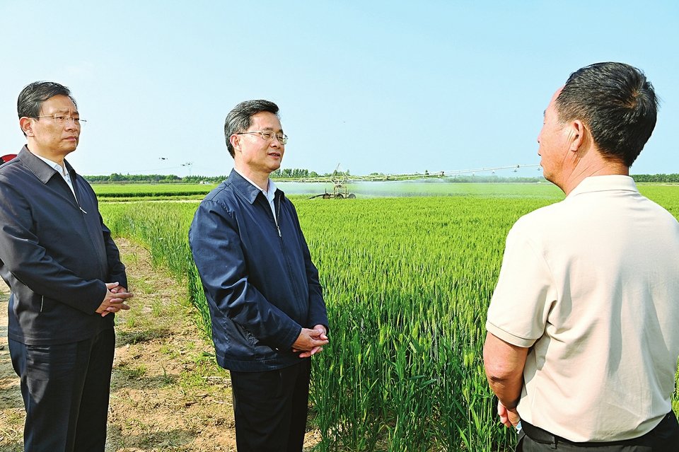 五月十一日，山西省委书记蓝佛安在运城市盐湖区泓芝驿镇屴方农业公司流转的千亩高标准农田，详细了解田间管理、农机服务等情况。山西日报记者 史晓波 摄