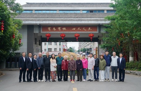 曾宪同女士一行与学校党总支书记李润良等在校园合影留念