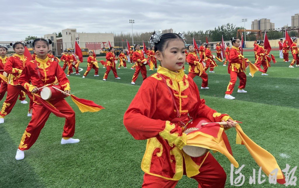 霸州市胜芳镇红光小学腰鼓社团的学生在表演腰鼓。