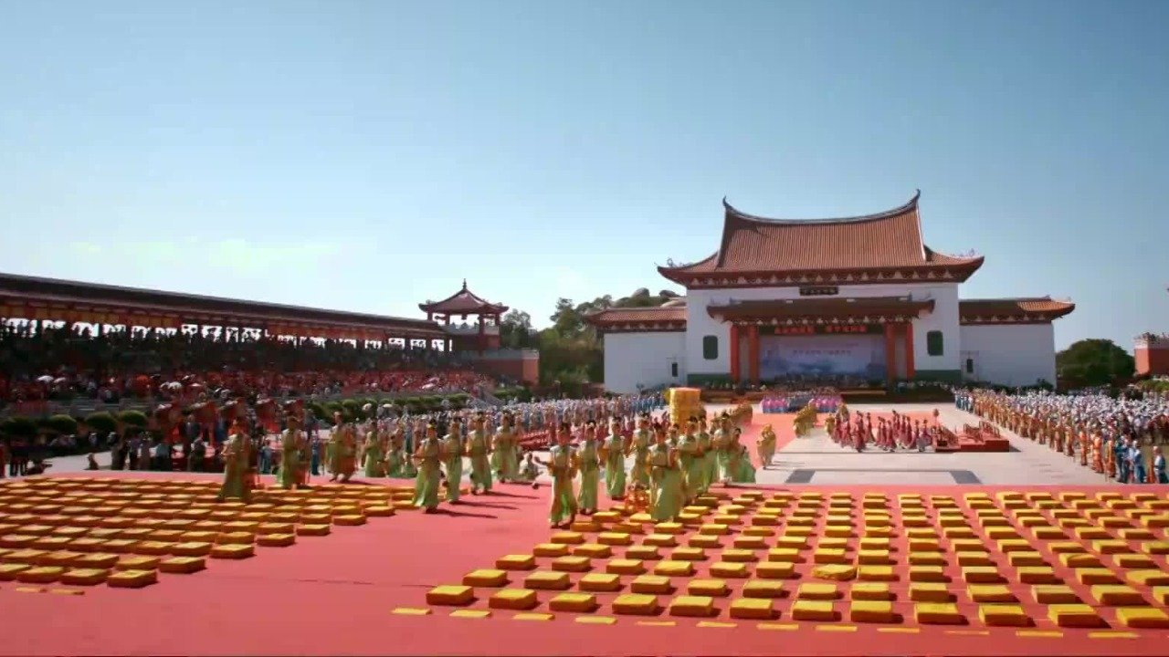 天下妈祖，祖在湄洲，她的祭典成为与黄帝、孔子并列的中华三大祭典