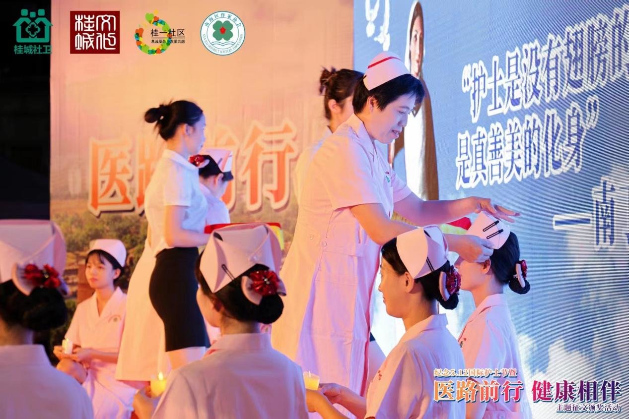 图：授帽仪式。