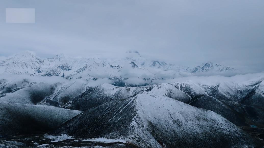 震撼！摄影师拍下大雪后贡嘎山