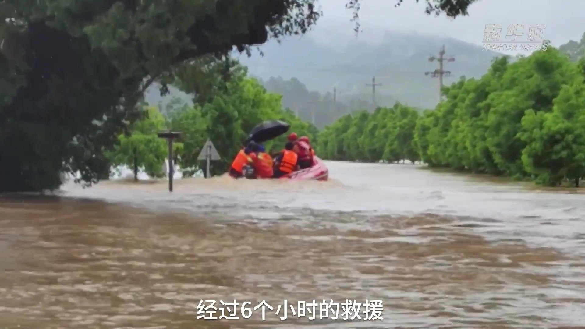 江西：洪水来袭村民被困  消防紧急转移群众
