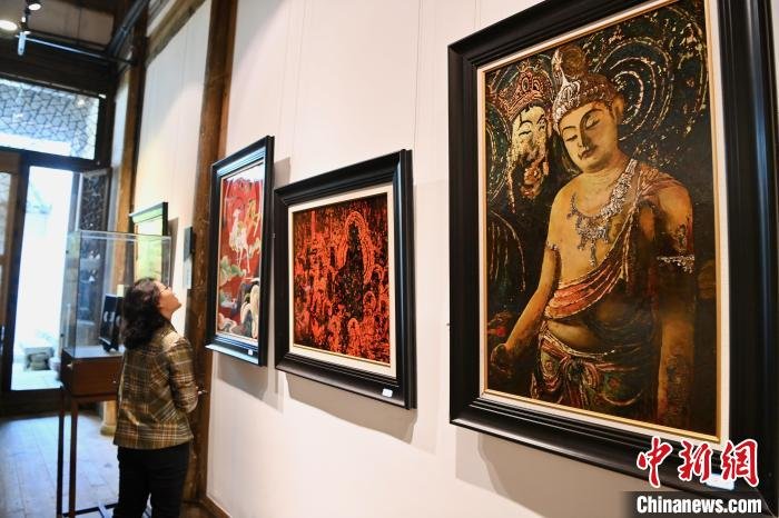 漆画作品展示了敦煌与髹漆结合焕发出的漆彩之美。　王东明 摄