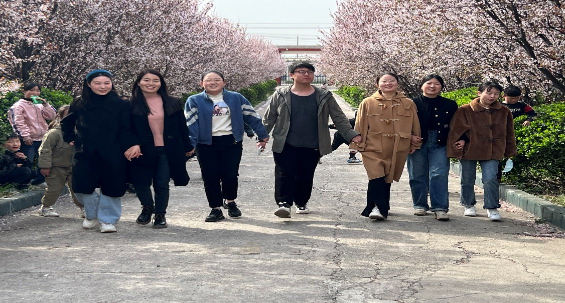 (这是一群刚刚走出大学校门的特岗教师)