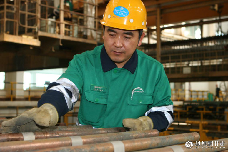 柴国梁沿着技术创新之路奋进，摘取镍湿法精炼领域明珠。金川集团新闻中心供图