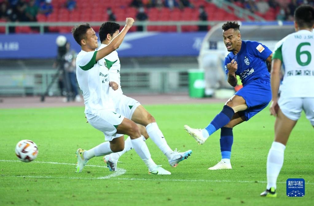 5月5日,武汉三镇队球员埃德米尔森(右二)在比赛中射门。新华社记者 熊琦 摄